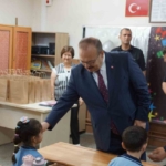 Öğrencilerin karnelerini Vali Canbolat verdi 5 Öğrencilerin karnelerini Vali Canbolat verdi