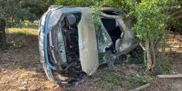 Otomobil yol kenarındaki tarlaya girip yan yattı: 4 yaralı