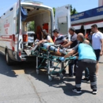 Refüje çarpıp savrulan motosiklet sürücüsü yaralandı 2 Refüje çarpıp savrulan motosiklet sürücüsü yaralandı