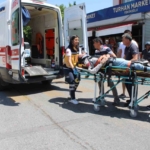 Refüje çarpıp savrulan motosiklet sürücüsü yaralandı 1 Refüje çarpıp savrulan motosiklet sürücüsü yaralandı