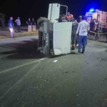Ticari araç ile çarpışan otomobil yan yattı: 3 yaralı 1 Ticari araç ile çarpışan otomobil yan yattı: 3 yaralı