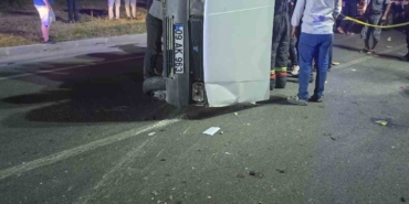 Ticari araç ile çarpışan otomobil yan yattı: 3 yaralı