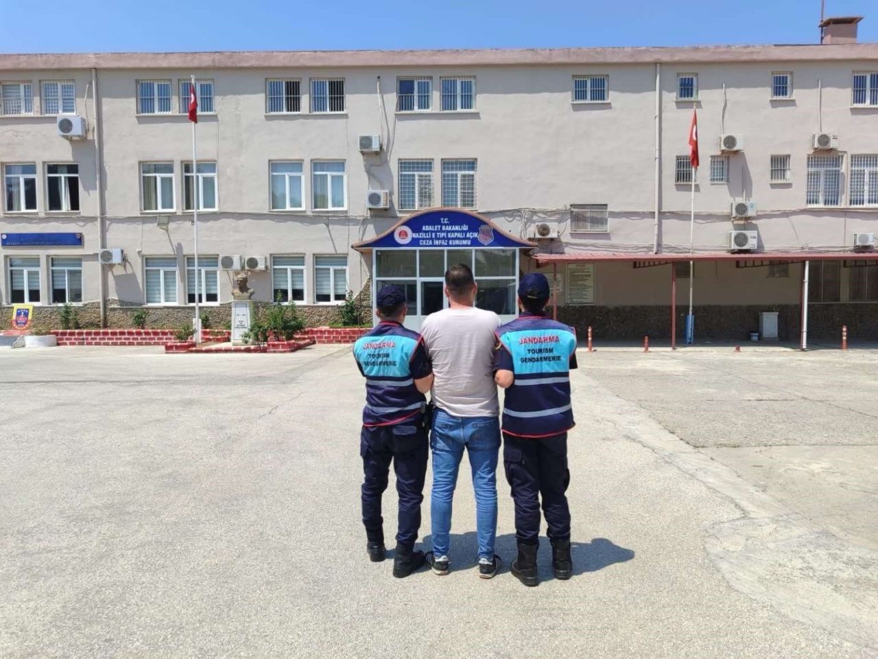 uc ayri suctan aranan sahis nazillide yakalandi d04831eea420