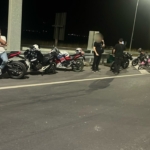 Akrobatik hareket yapan motorcular jandarmadan kaçamadı 1 Akrobatik hareket yapan motorcular jandarmadan kaçamadı