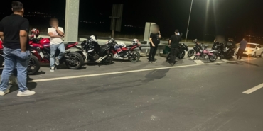 Akrobatik hareket yapan motorcular jandarmadan kaçamadı 2 Akrobatik hareket yapan motorcular jandarmadan kaçamadı