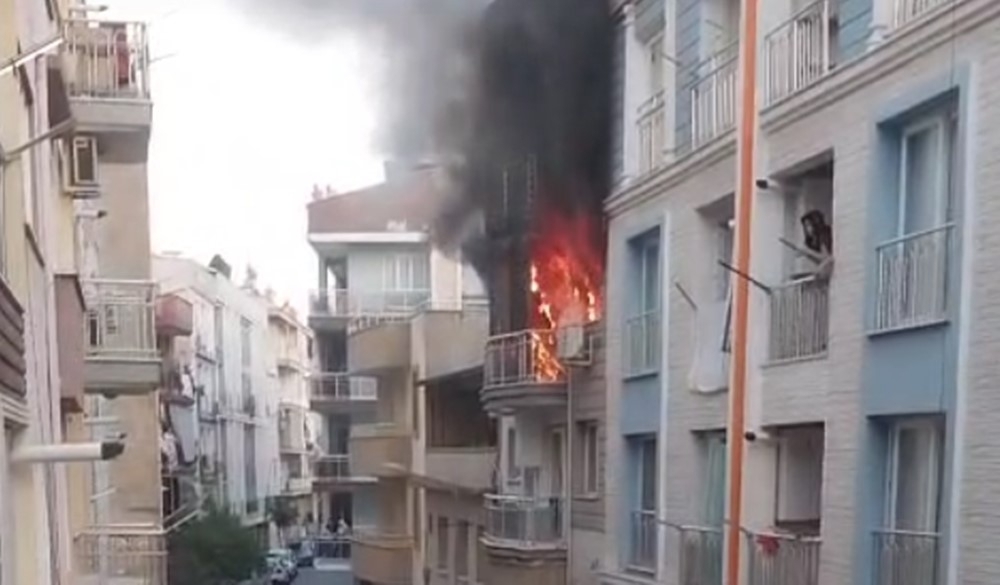 Alevlerin yükseldiği ev kullanılamaz hale geldi