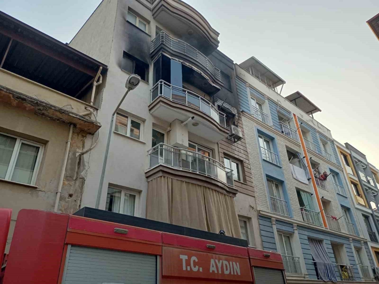 Alevlerin yükseldiği ev kullanılamaz hale geldi