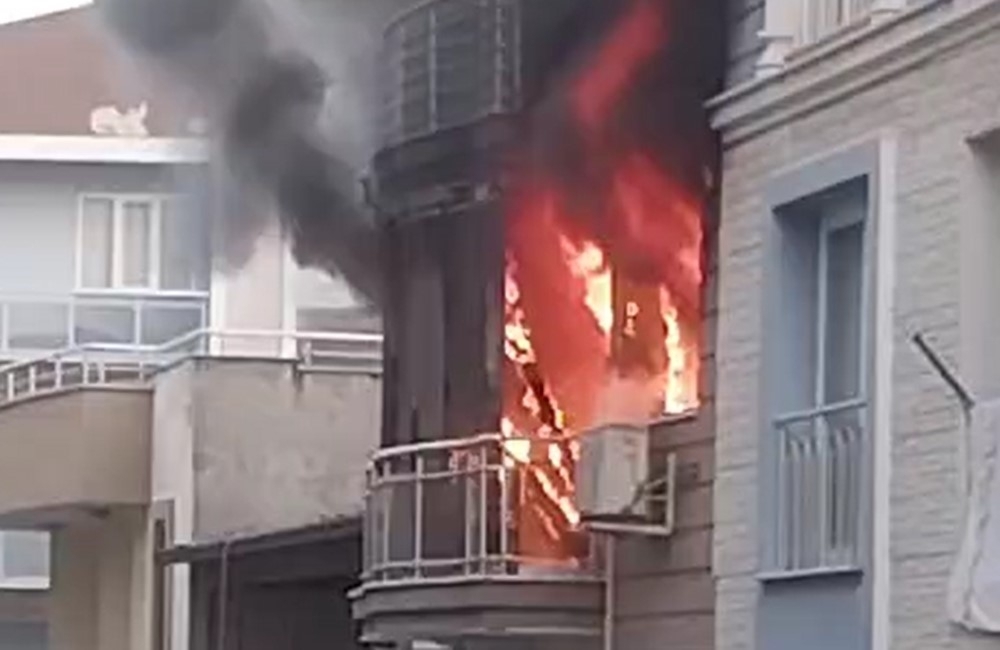 Alevlerin yükseldiği ev kullanılamaz hale geldi