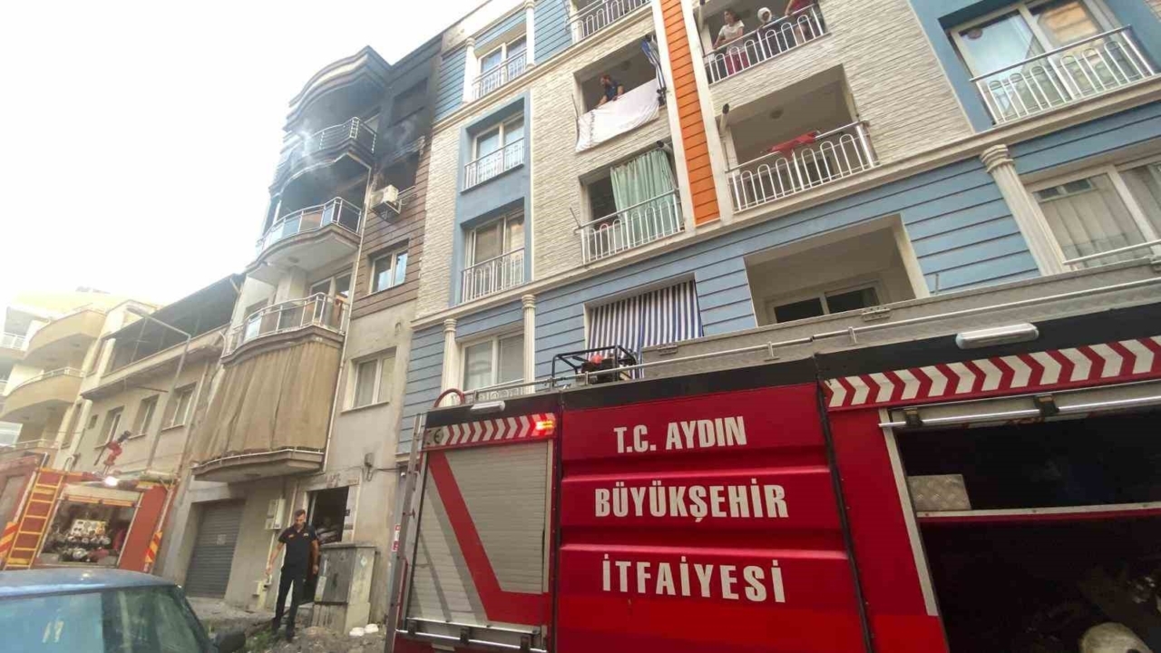 Alevlerin yükseldiği ev kullanılamaz hale geldi