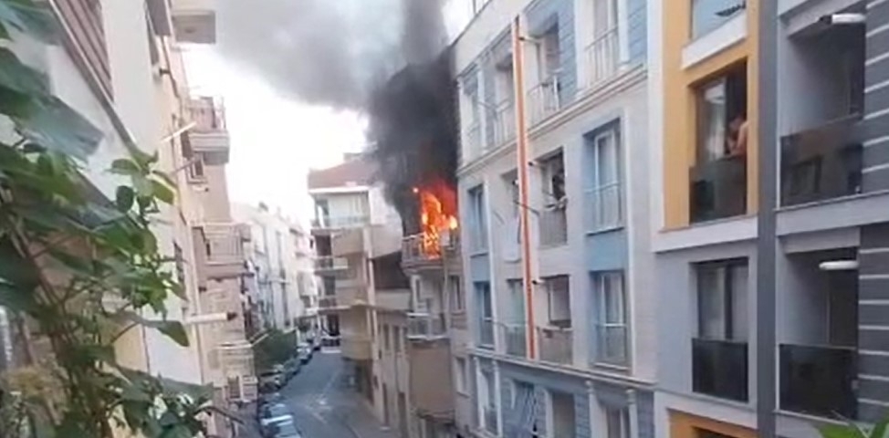 Alevlerin yükseldiği ev kullanılamaz hale geldi