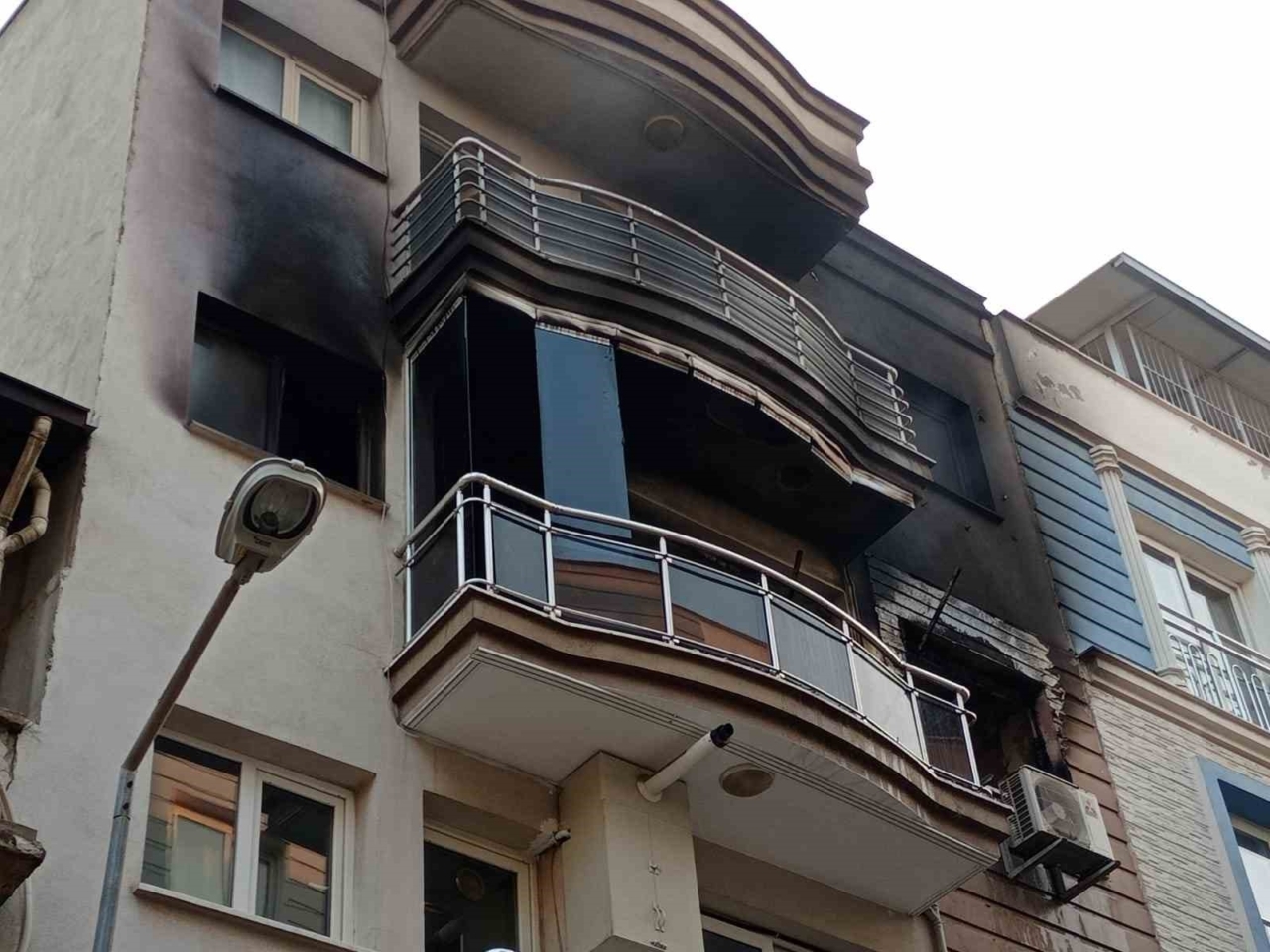 Alevlerin yükseldiği ev kullanılamaz hale geldi