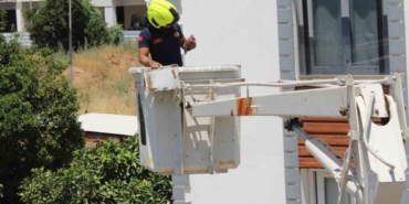 Aydın’da balkonda sıkışan kumruyu vatandaşın dikkati kurtardı 1 Aydın’da balkonda sıkışan kumruyu vatandaşın dikkati kurtardı