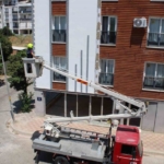 Aydın’da balkonda sıkışan kumruyu vatandaşın dikkati kurtardı 2 Aydın’da balkonda sıkışan kumruyu vatandaşın dikkati kurtardı