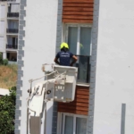 Aydın’da balkonda sıkışan kumruyu vatandaşın dikkati kurtardı 3 Aydın’da balkonda sıkışan kumruyu vatandaşın dikkati kurtardı