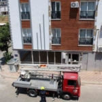 Aydın’da balkonda sıkışan kumruyu vatandaşın dikkati kurtardı 1 Aydın’da balkonda sıkışan kumruyu vatandaşın dikkati kurtardı