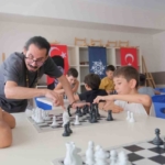 Aydın’da çocuklar satrançla düşünmeyi öğreniyor 7 Aydın’da çocuklar satrançla düşünmeyi öğreniyor