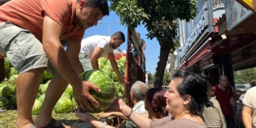 Aydın’da karpuz hayrına vatandaşlar yoğun ilgi gösterdi 7 Aydın’da karpuz hayrına vatandaşlar yoğun ilgi gösterdi