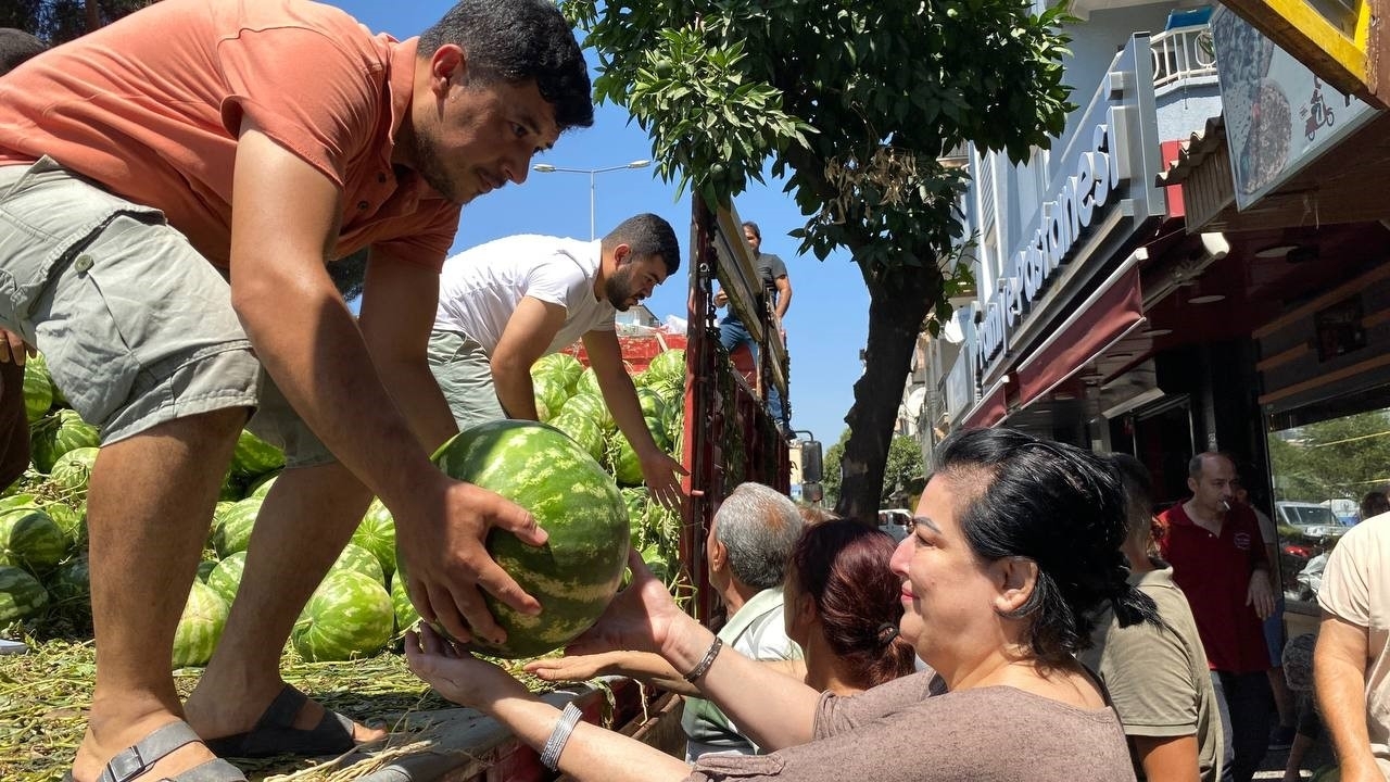 Aydın’da karpuz hayrına vatandaşlar yoğun ilgi gösterdi