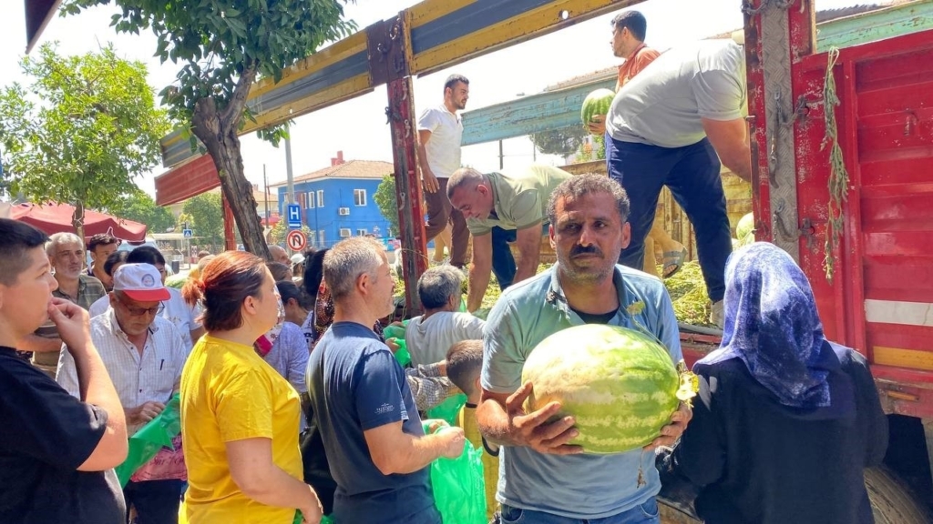 aydinda karpuz hayrina vatandaslar yogun ilgi gosterdi b021a66f2bf9