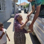 Bağışlanan karpuzlar Germencik’te dağıtıldı 2 Bağışlanan karpuzlar Germencik’te dağıtıldı