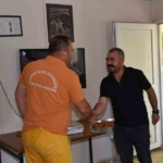 Başkan Zencirci’den ateş savaşçılarına börek ikramı 3 Başkan Zencirci’den ateş savaşçılarına börek ikramı