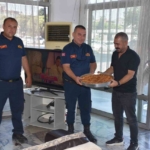 Başkan Zencirci’den ateş savaşçılarına börek ikramı 1 Başkan Zencirci’den ateş savaşçılarına börek ikramı