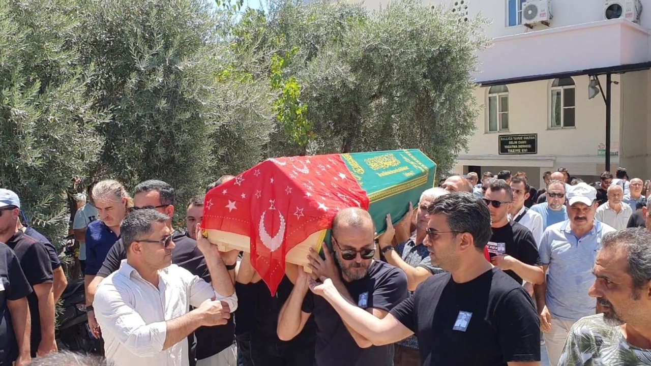 Evinde ölü bulunan yarış spikeri Aydın’da toprağa verildi