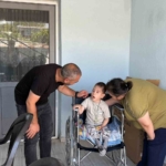 Germencik Belediyesi minik Mustafa’nın tekerlekli sandalyesini teslim etti 7 Germencik Belediyesi minik Mustafa’nın tekerlekli sandalyesini teslim etti