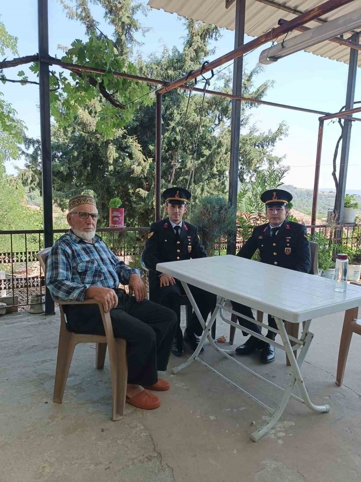 Jandarma şehit ve gazilerin ailelerini yalnız bırakmıyor