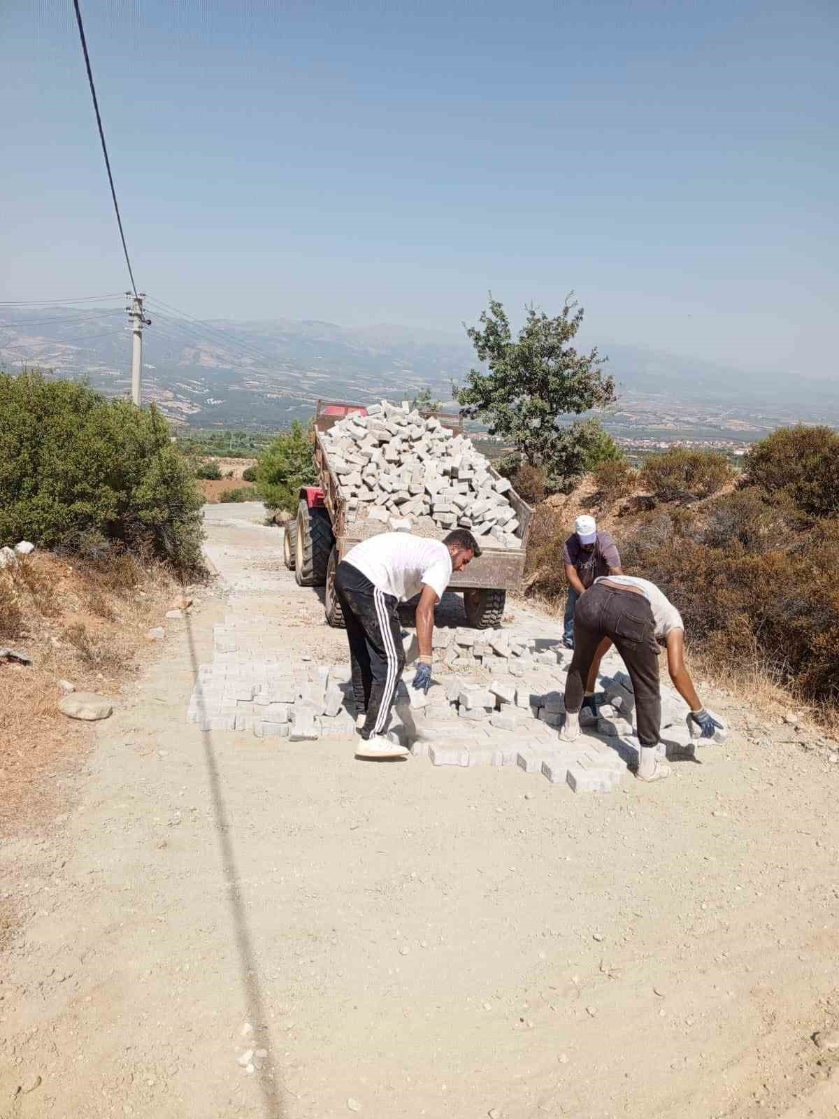Karacasu’da parke taşı döşeme çalışmaları devam ediyor