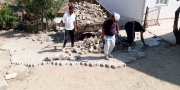 Karacasu’da parke taşı döşeme çalışmaları devam ediyor