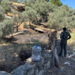 Kaza sonrası çıkan yangın, yol kenarına bırakılan su bidonlarıyla söndürüldü 9 Kaza sonrası çıkan yangın, yol kenarına bırakılan su bidonlarıyla söndürüldü