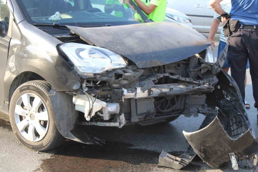 kirmizi isik ihlali kaza getirdi 1 yarali bba9e389bae6