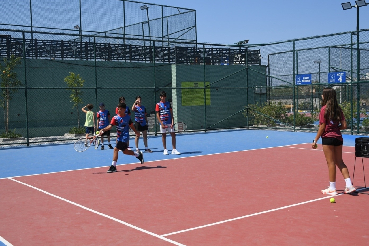 Kuşadası Belediyesi’nden geleceğin sporcularına ücretsiz eğitim desteği
