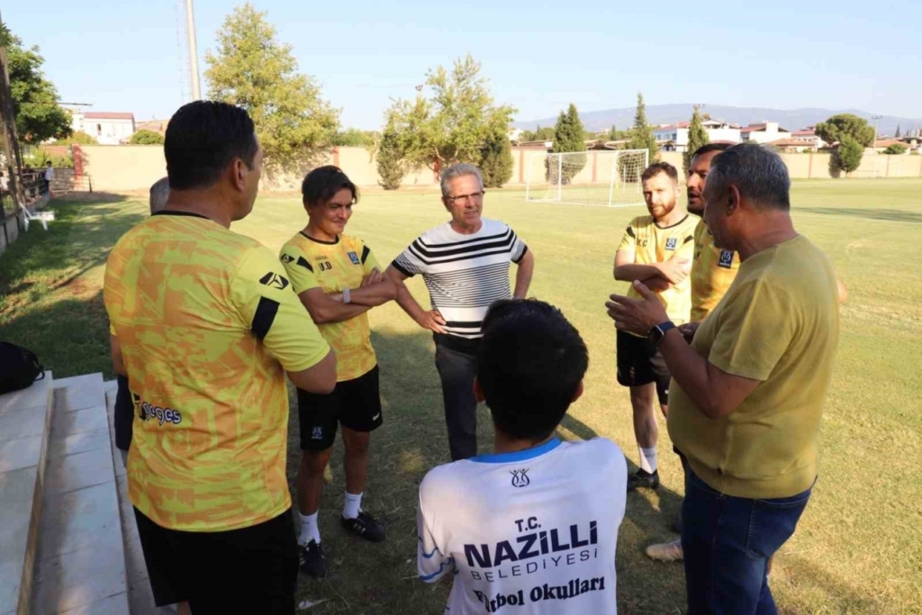 Nazilli Belediyesi Yaz Futbol Okulu faaliyete başladı 2 nazilli belediyesi yaz futbol okulu faaliyete basladi c6f22857e997