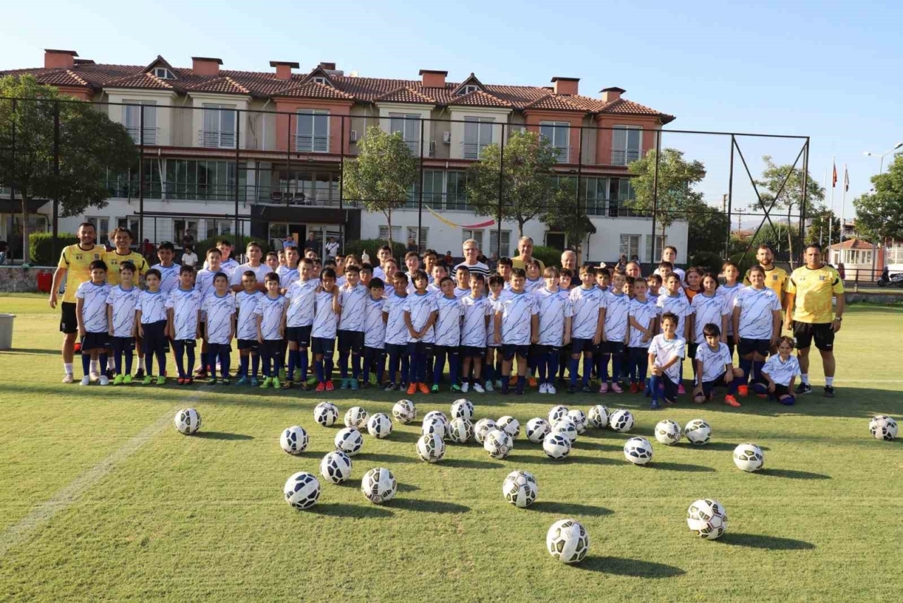 Nazilli Belediyesi Yaz Futbol Okulu faaliyete başladı 1 nazilli belediyesi yaz futbol okulu faaliyete basladi d2d3b8860c44