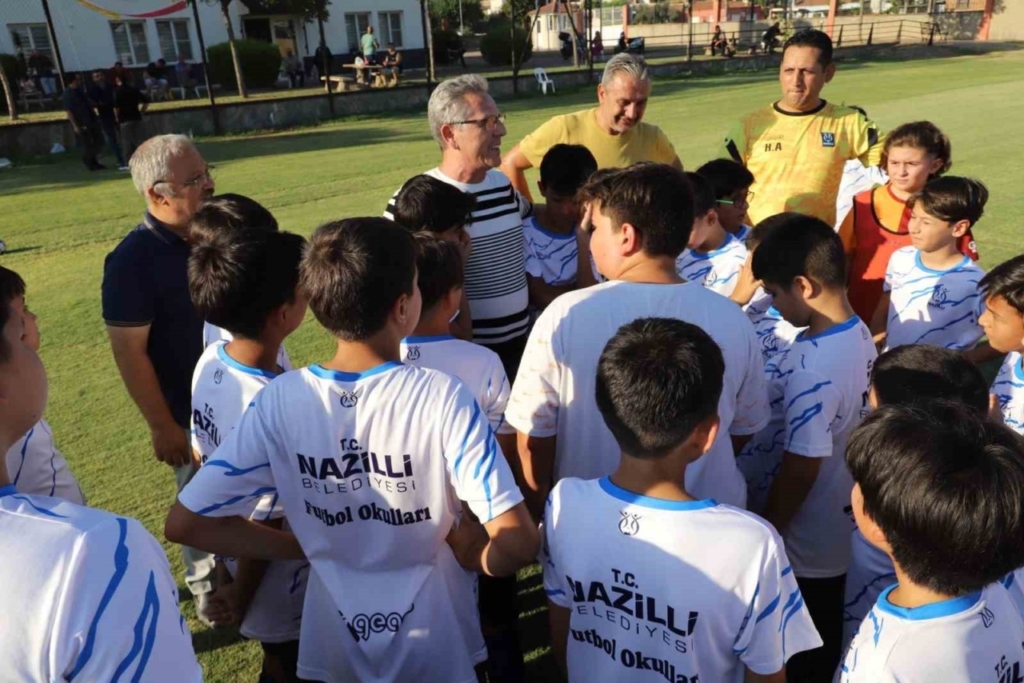 Nazilli Belediyesi Yaz Futbol Okulu faaliyete başladı 4 nazilli belediyesi yaz futbol okulu faaliyete basladi f25f9b0ef533