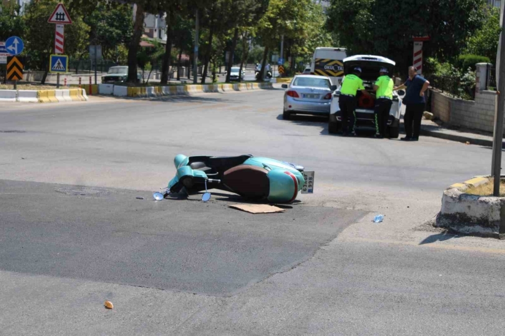 otomobille carpisan motosikletteki iki kisi yaralandi 4b8bdf541bef