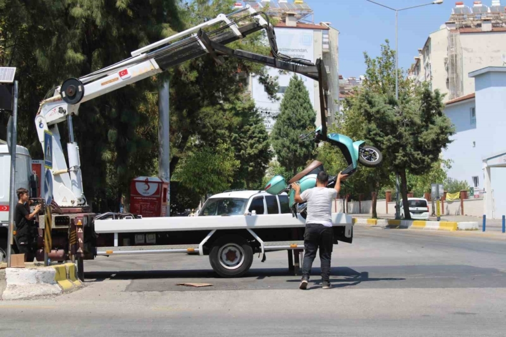 otomobille carpisan motosikletteki iki kisi yaralandi 69c7a72013d2