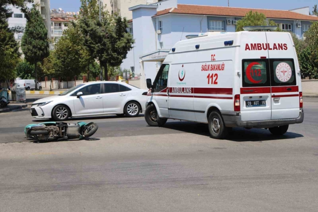 otomobille carpisan motosikletteki iki kisi yaralandi 7e20b47e95b9