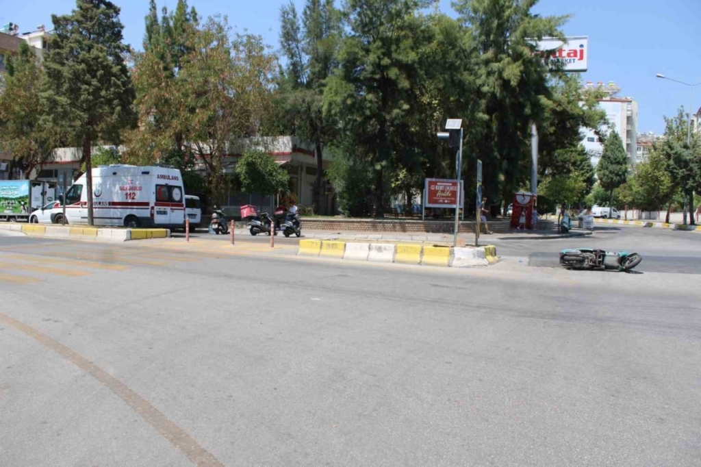 otomobille carpisan motosikletteki iki kisi yaralandi c33de7c418a5