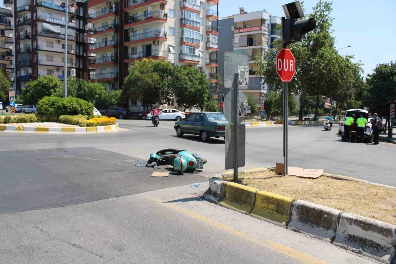 otomobille carpisan motosikletteki iki kisi yaralandi c48d84c1a4dc