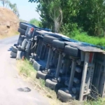 Söke’de tır şarampole devrildi 1 Söke’de tır şarampole devrildi
