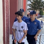 Şüphelinin kız kardeşi gazetecilere ’al bunu da çek’ diyerek el hareketi çekti 7 Şüphelinin kız kardeşi gazetecilere ’al bunu da çek’ diyerek el hareketi çekti