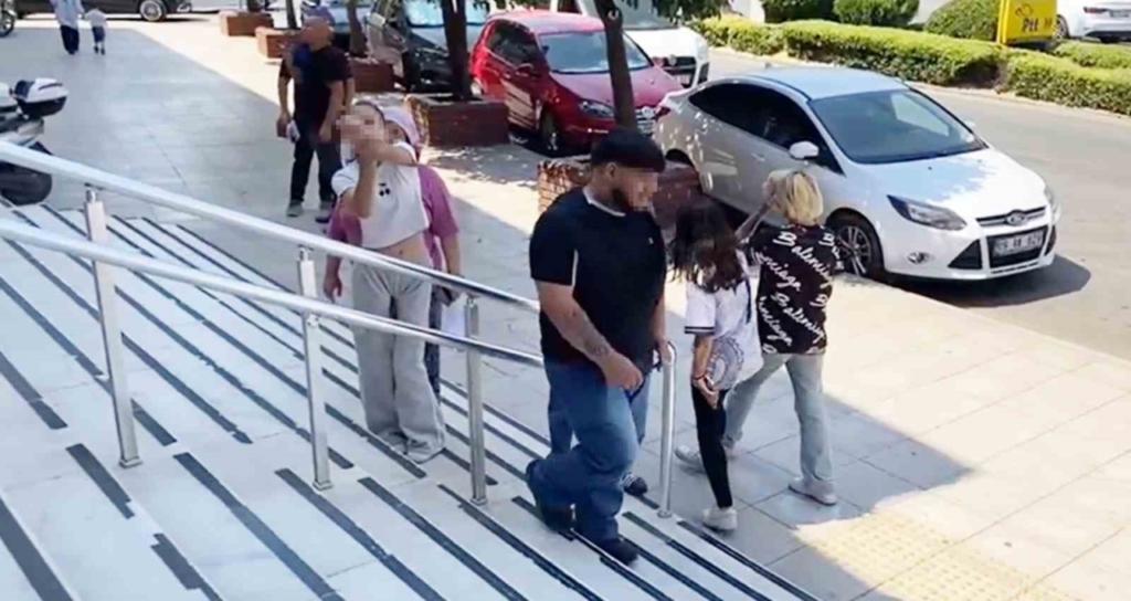 suphelinin kiz kardesi gazetecilere al bunu da cek diyerek el hareketi cekti e325ecf0a044