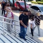 Şüphelinin kız kardeşi gazetecilere ’al bunu da çek’ diyerek el hareketi çekti 5 Şüphelinin kız kardeşi gazetecilere ’al bunu da çek’ diyerek el hareketi çekti