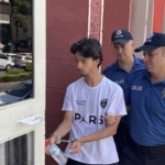Şüphelinin kız kardeşi gazetecilere ’al bunu da çek’ diyerek el hareketi çekti 6 Şüphelinin kız kardeşi gazetecilere ’al bunu da çek’ diyerek el hareketi çekti