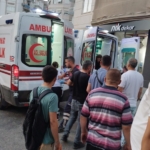 Ters yönden dönüş yapan araç motosikletle çarpıştı: 2 yaralı 1 Ters yönden dönüş yapan araç motosikletle çarpıştı: 2 yaralı