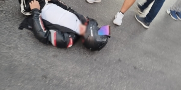 Ters yönden dönüş yapan araç motosikletle çarpıştı: 2 yaralı 40 Ters yönden dönüş yapan araç motosikletle çarpıştı: 2 yaralı
