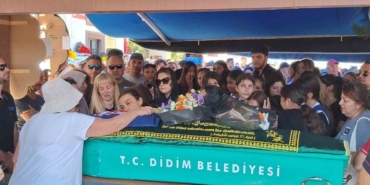 Aydın'da trafik kazasında hayatını kaybeden 14 yaşındaki Derin, son yolculuğuna uğurlandı 2 Trafik kazasında hayatını kaybeden 14 yaşındaki Derin, son yolculuğuna uğurlandı